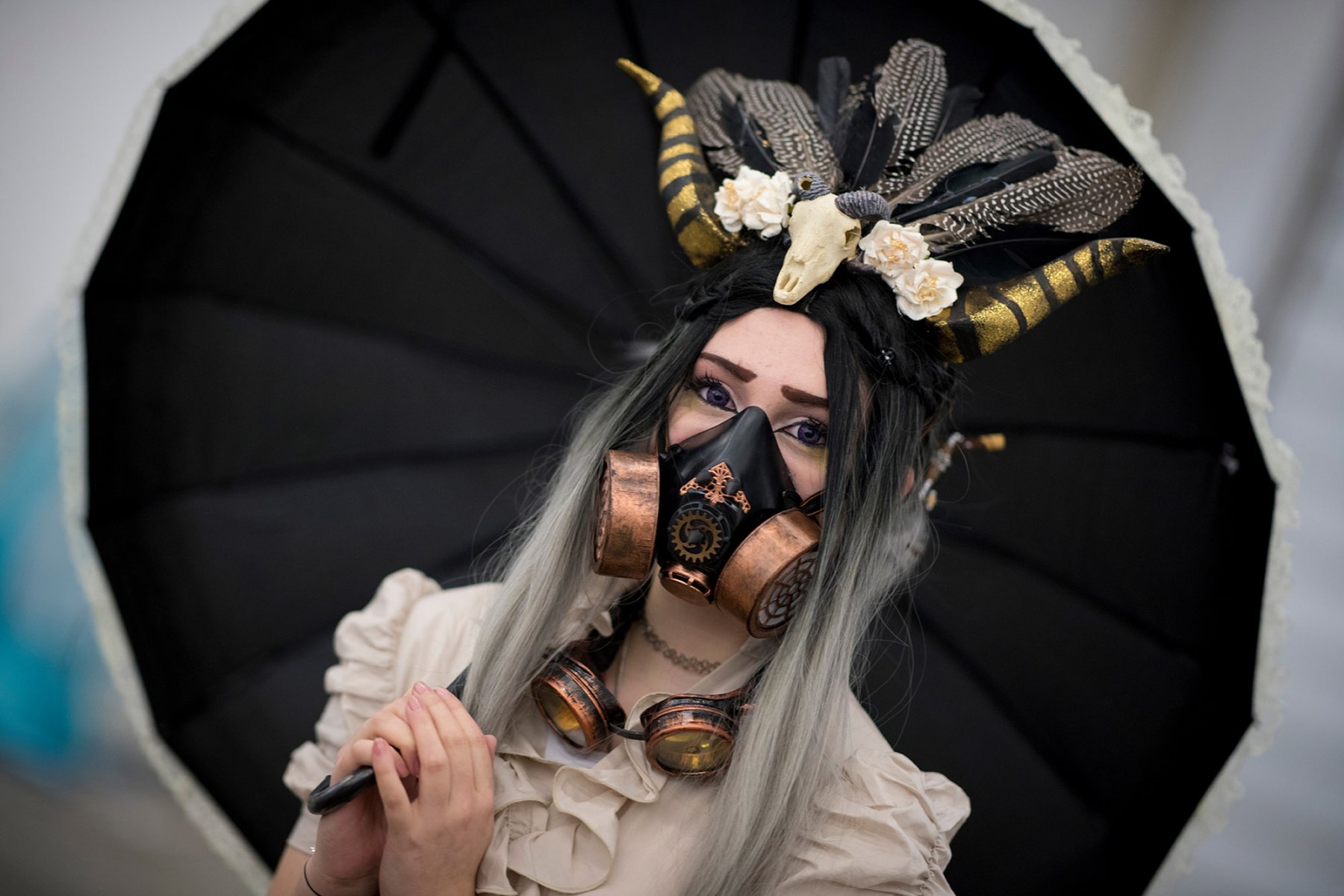 Phantasievoll kostümiert ist diese Besucherin der "German Comic Con". Foto: Boris Roessler/dpa