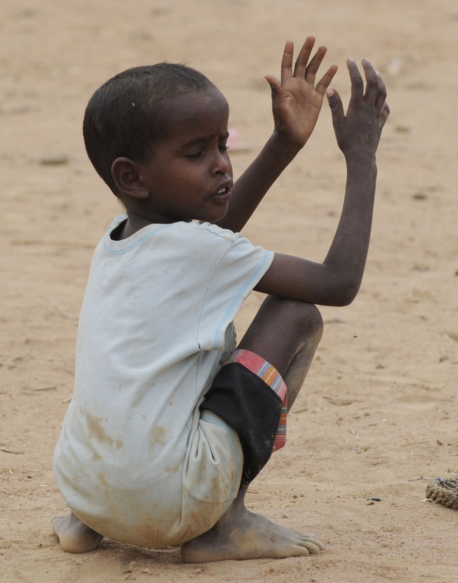 A little somalian raising his hands in a refugee camp in Dadaab, northeastern Kenya on Tuesday, August 2nd 2011. Somalia and parts of Kenya have been struck by one of the worst droughts and famines in six decades, more than 350.000 refugees have found shelter in the worlds biggest refugee camp. Foto: Boris Roessler dpa  +++(c) dpa - Bildfunk+++