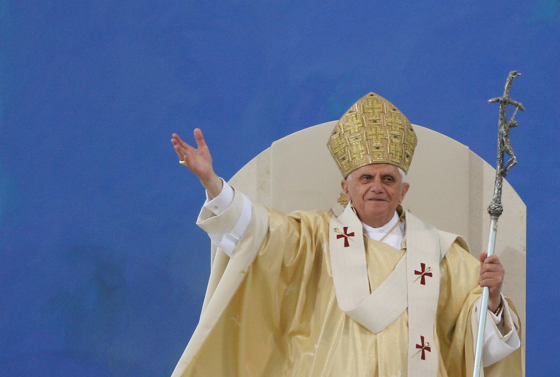 Der damalige Papst Benedikt XVI. winkt während der heiligen Messe auf dem Islinger Feld in Regensburg den Massen zu. Foto: Boris Roessler/dpa  