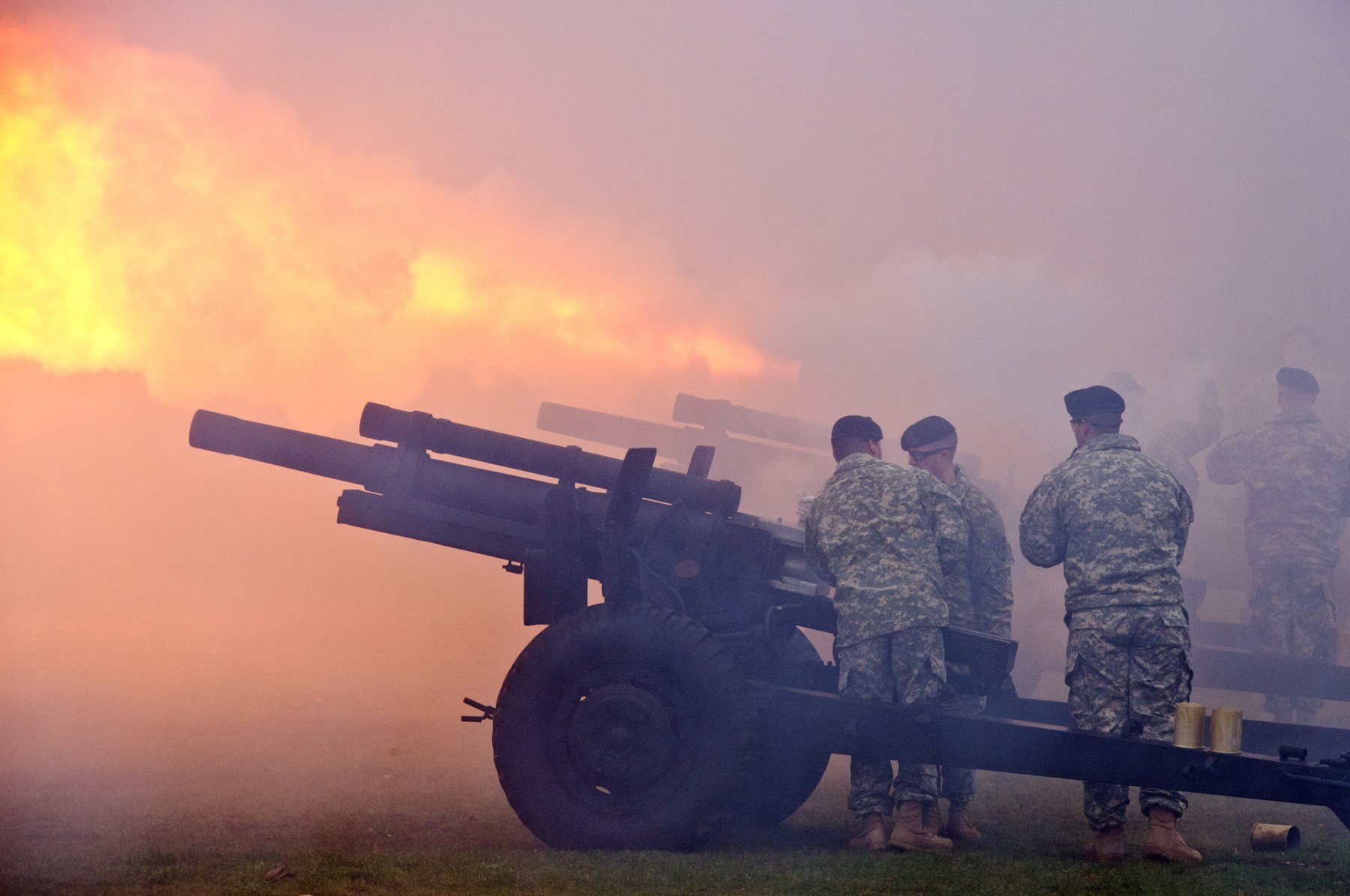 Soldaten feuern auf dem US-Army Airfield in Wiesbaden mit Kanonen Salutschüsse ab. Foto: Boris Roessler/dpa