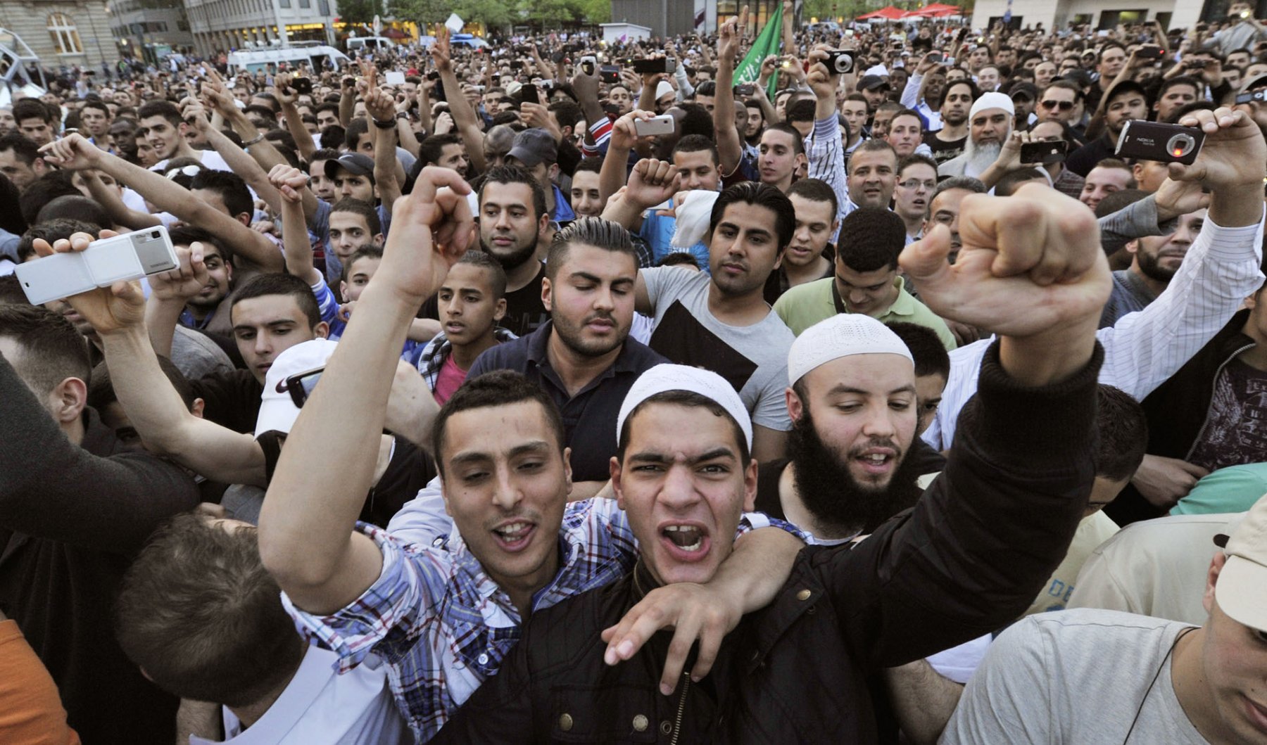 Anhänger jubeln in der Innenstadt von Frankfurt am Main dem umstrittenen salafistischen Prediger Pierre Vogel zu. Die Aufklärung radikal-islamistischer Gruppierungen gehört zu den Kernaufgaben des Verfassungsschutzes in Hessen. Foto: Boris Roessler/dpa