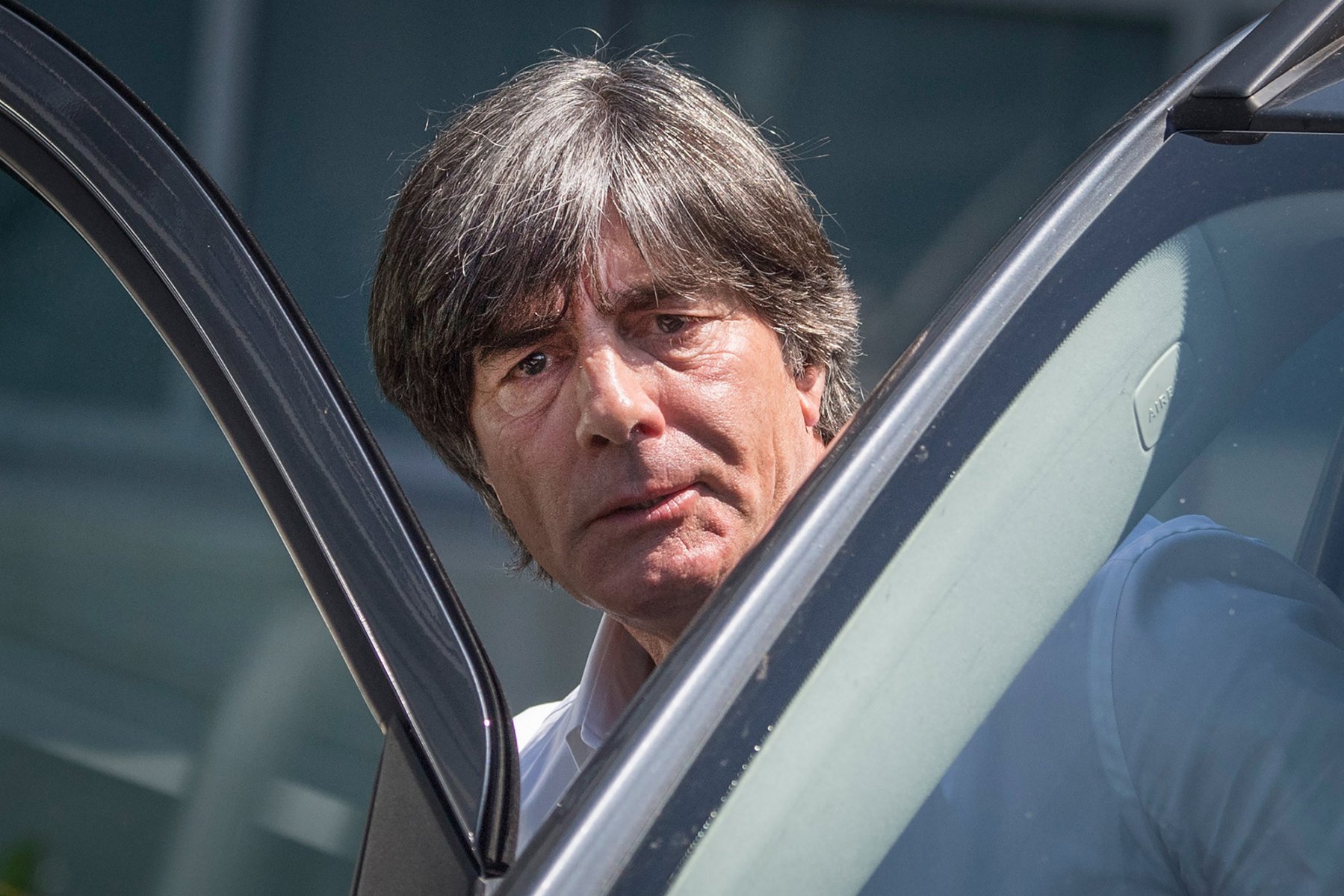 Joachim Löw, Fußball-Bundestrainer, steigt nach einem Krisengespräch vor der DFB-Zentrale in sein Auto. Foto: Boris Roessler/dpa