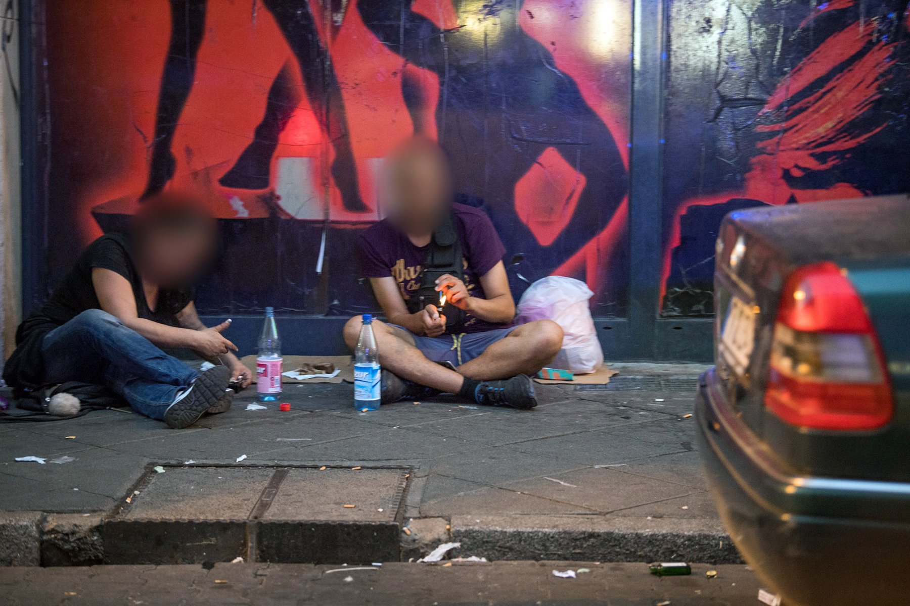 Frankfurt, Bahnhofsviertel, August 2018: Zwei Süchtige zünden sich ihre Crackpfeifen an. Foto: Boris Roessler/dpa